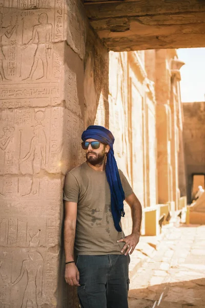 Portret Młodego Mężczyzny Niebieskim Turbanem Przy Wejściu Świątyni Edfu Pobliżu — Zdjęcie stockowe