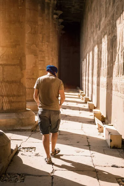 Młody Człowiek Niebieskim Turbanie Spacerujący Kolumnach Świątyni Edfu Niedaleko Miasta — Zdjęcie stockowe