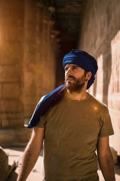 Junger Mann Blauem Turban Auf Den Säulen Des Edfu Tempels — Stockfoto