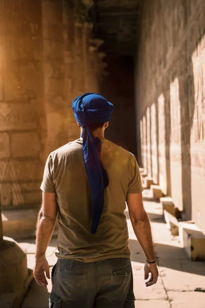 身穿蓝色头巾的年轻人走在阿斯旺市附近的艾德福神殿的柱子上 埃德福城的西岸 希腊罗马建筑 献给荷鲁斯 — 图库照片