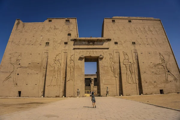 Jovem Turista Entrada Templo Edfu Perto Rio Nilo Assuão Egito — Fotografia de Stock