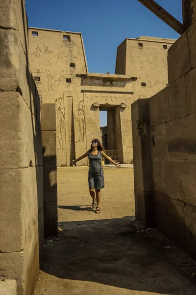 Nuori Turisti Saapuu Kauniiseen Edfun Temppeliin Niilin Lähellä Egypti — kuvapankkivalokuva