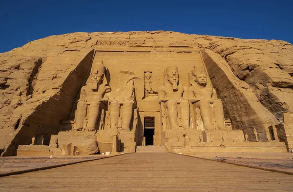 아부심 신전이 나세르 누비아에 이집트 남부의 재건축되었습니다 여행하는 방식을 나타낸 — 스톡 사진