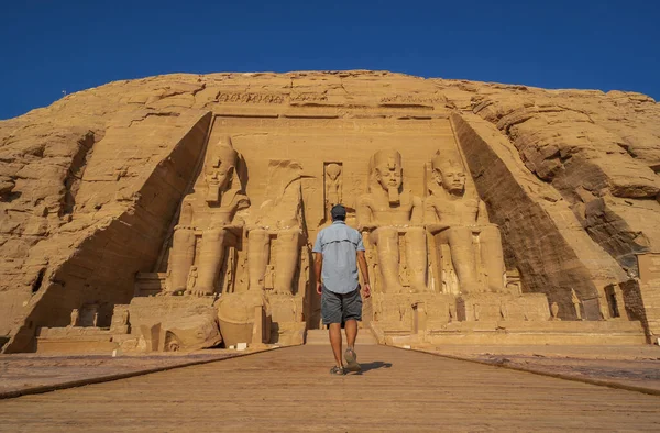 Ein Junger Mann Auf Dem Weg Zum Abu Simbel Tempel — Stockfoto