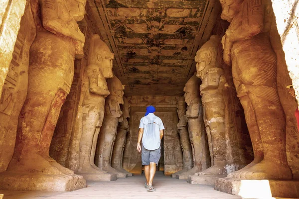 Giovane Turista Che Guarda Faraoni Tempio Abu Simbel Nel Sud — Foto Stock