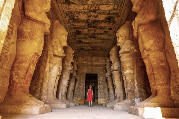 Una Joven Vestida Rojo Templo Abu Simbel Junto Las Esculturas — Foto de Stock