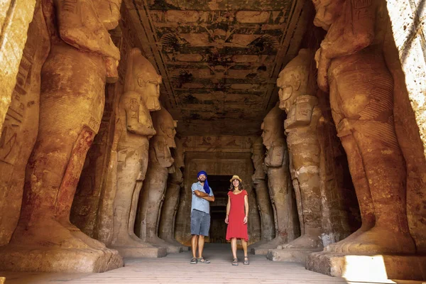 Turistipariskunta Abu Simbel Temppelissä Veistosten Vieressä Etelä Egyptissä Nubiassa Nasserjärven — kuvapankkivalokuva