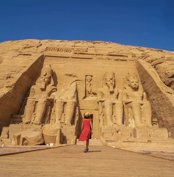 Turista Europeu Vestido Vermelho Templo Abu Simbel Sul Egito Núbia — Fotografia de Stock