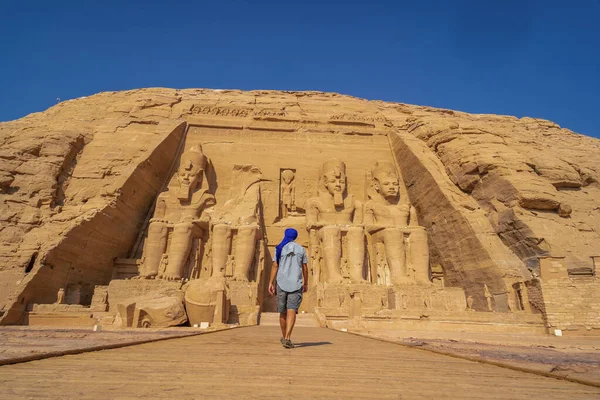 ナセル湖の隣ヌビアのエジプト南部にあるアブ シムベル寺院を訪れるヨーロッパ人観光客 ファラオラムセス2世の寺院 旅行生活 — ストック写真