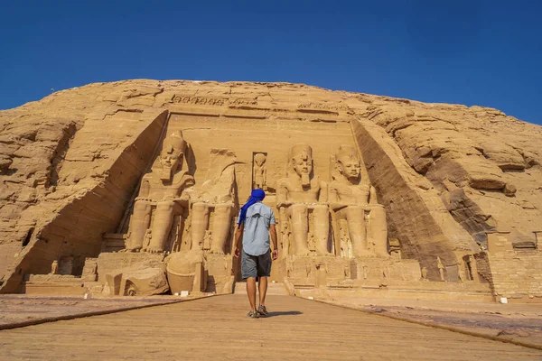 Turista Europeo Que Visita Templo Abu Simbel Sur Egipto Nubia — Foto de Stock