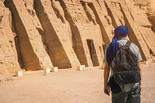 Młody Człowiek Niebieskim Turbanie Odwiedzający Egipską Świątynię Nefertari Niedaleko Abu — Zdjęcie stockowe