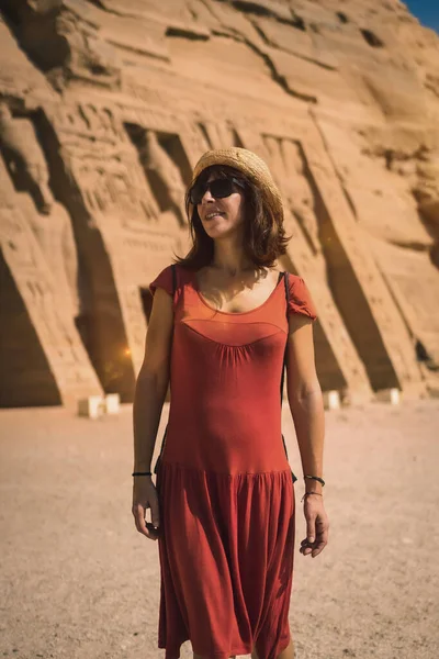 Portret Młodego Turysty Czerwonej Sukience Odwiedzającego Świątynię Nefertari Pobliżu Abu — Zdjęcie stockowe