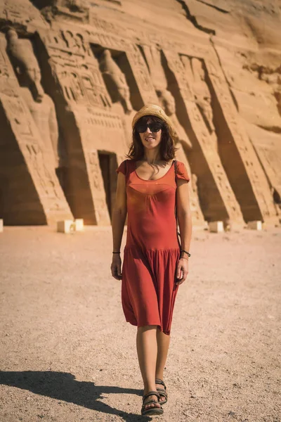 Ung Flicka Röd Klänning Besöker Det Egyptiska Templet Nefertari Nära — Stockfoto