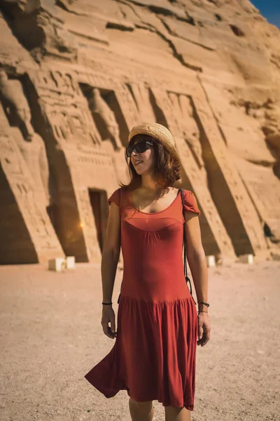 Uma Jovem Vestido Vermelho Visitando Templo Egípcio Nefertari Perto Abu — Fotografia de Stock