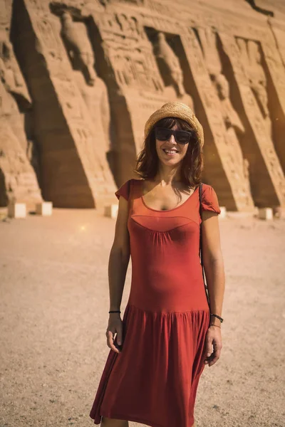 Retrato Jovem Turista Vestido Vermelho Visitando Templo Nefertari Perto Abu — Fotografia de Stock