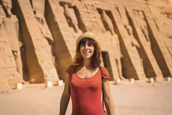Retrato Jovem Turista Vestido Vermelho Visitando Templo Nefertari Perto Abu — Fotografia de Stock