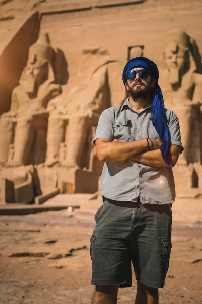 ヌビアのナセル湖の隣にあるエジプト南部のアブ シンベル寺院を訪れる青いターバンの若い観光客 ファラオラムセス2世の寺院 旅行生活 — ストック写真