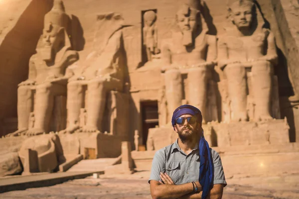 Ung Turist Med Blå Turban Besöker Abu Simbel Temple Södra — Stockfoto