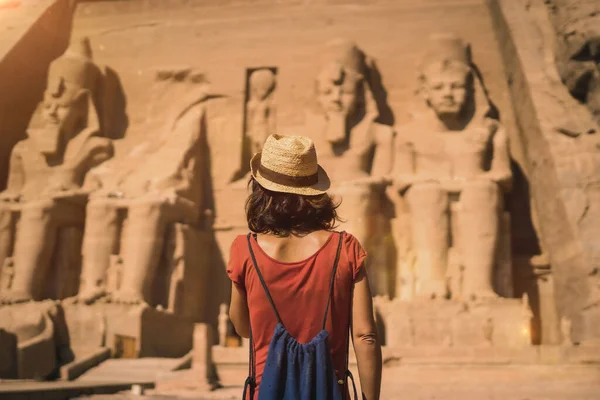 ヌビアのナセル湖の隣にあるエジプト南部のアブ シンベル寺院に入る赤いドレスの若い観光客 ファラオ ラムセス2世神殿 — ストック写真
