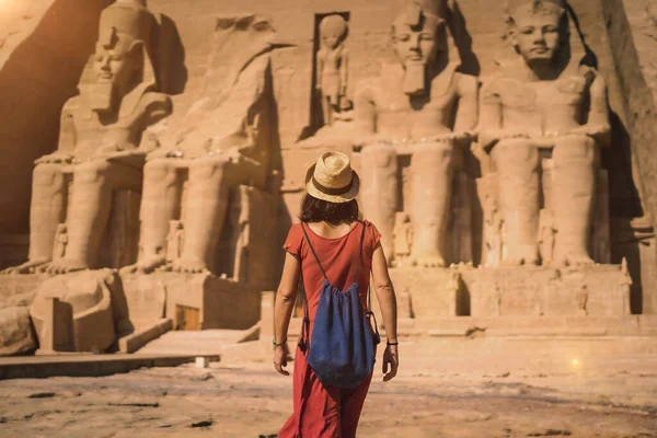 Jovem Turista Vestido Vermelho Entrando Templo Abu Simbel Sul Egito — Fotografia de Stock