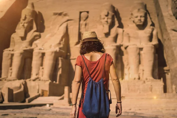 一名身穿红色衣服的年轻游客进入埃及南部努比亚靠近纳赛尔湖的阿布辛贝尔神庙 法老拉姆斯二世圣殿 — 图库照片