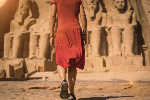 一名身穿红色衣服的年轻游客进入埃及南部努比亚靠近纳赛尔湖的阿布辛贝尔神庙 法老拉姆斯二世圣殿 — 图库照片