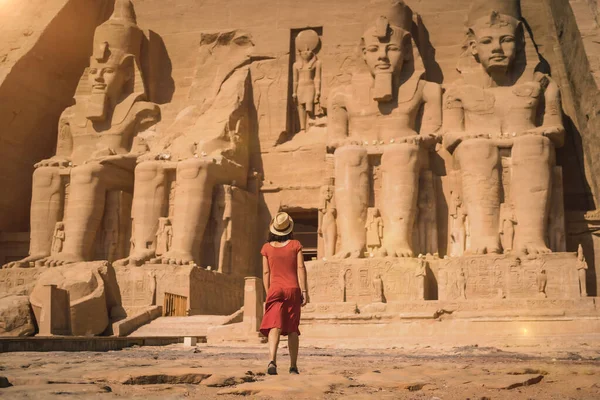 Ein Junger Tourist Rotem Kleid Betritt Den Tempel Abu Simbel — Stockfoto