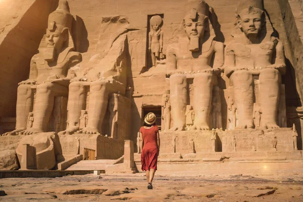 Młody Turysta Czerwonej Sukience Wchodzący Świątyni Abu Simbel Południowym Egipcie — Zdjęcie stockowe