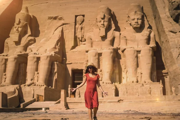 Молодой Турист Красном Платье Покидает Храм Абу Симбел Юге Египта — стоковое фото