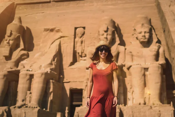在埃及南部努比亚靠近纳赛尔湖的阿布辛贝尔神殿 一名身穿红色衣服的年轻游客 法老拉姆斯二世圣殿 — 图库照片