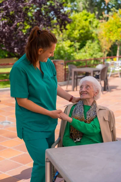Older Mature Woman Nurse Garden Nursing Home Retirement Home — Stock Photo, Image