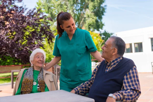 Two Elderly People Nurse Garden Nursing Home Retirement Home Old — Stock Photo, Image