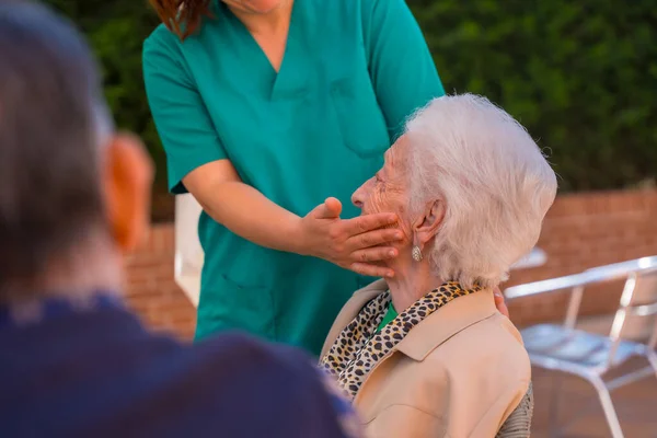 Egy Idősebb Vagy Érettebb Ápolónővel Idősek Otthonának Kertjében Egy Szerelmes — Stock Fotó