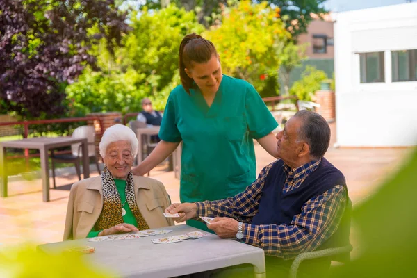 Two Elderly People Nurse Garden Nursing Home Retirement Home Playing — Stock Photo, Image