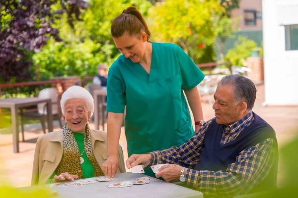 Two Elderly People Nurse Garden Nursing Home Retirement Home Playing — Stock Photo, Image