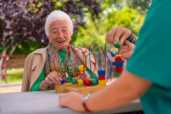 Hand Elderly Woman Garden Nursing Home Retirement Home Playing Games — Stock Photo, Image