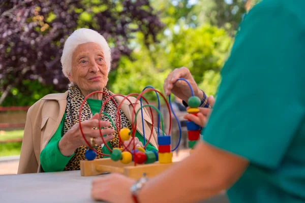 Mano Una Anciana Jardín Asilo Residencia Ancianos Jugando Con Juegos — Foto de Stock