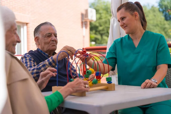 Two Elderly People Garden Nursing Home Retirement Home Playing Games — Stock Photo, Image