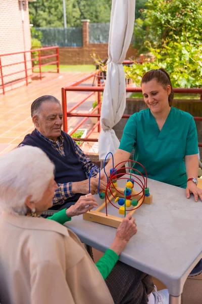 Two Elderly People Garden Nursing Home Retirement Home Playing Games — Stock Photo, Image