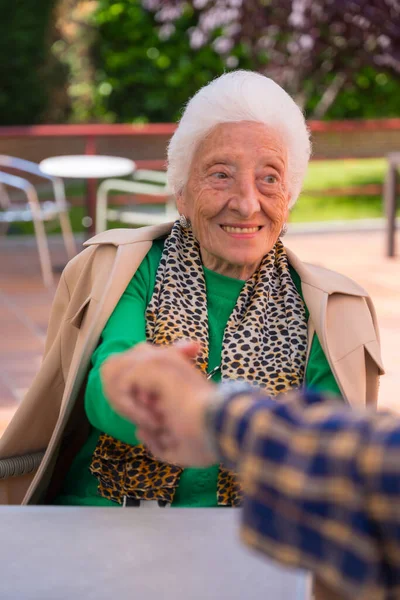 Hands Two Elderly People Garden Nursing Home Retirement Holding Hands — Stock Photo, Image