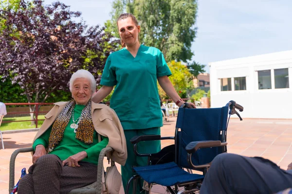 Portrait Elderly Woman Nurse Wheelchair Garden Nursing Home Retirement Home — Stock Photo, Image