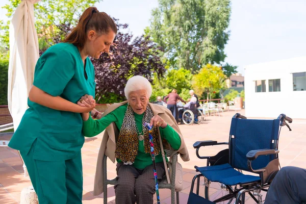 Elderly Woman Nurse Wheelchair Garden Nursing Home Retirement Home Helping — Stock Photo, Image