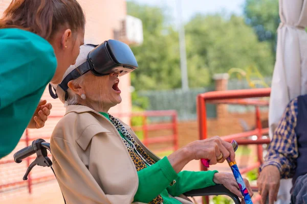 Una Anciana Con Enfermera Mirando Través Gafas Realidad Virtual Jardín — Foto de Stock