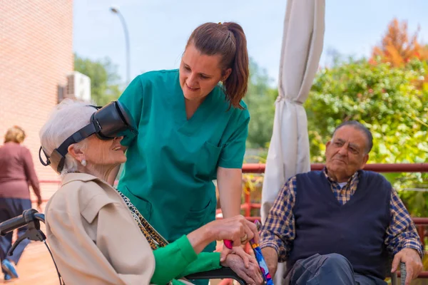 Una Anciana Con Enfermera Mirando Través Gafas Realidad Virtual Jardín — Foto de Stock