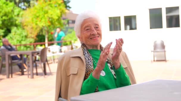Dos Personas Mayores Pintando Jardín Asilo Residencia Ancianos — Vídeos de Stock