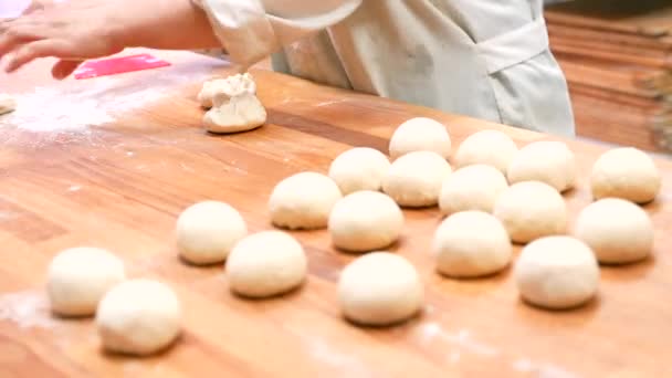 手工烘焙车间的女面包师把面团准备成圆形 — 图库视频影像