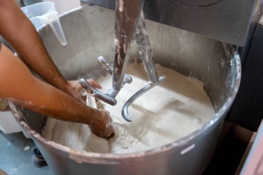 Fırın fırını zanaatkar fırınında ekmek yapmak için ekmek hamuru hazırlıyor.