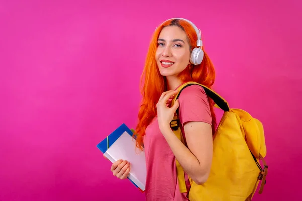 Rotschopf Frau Studiofotografie Tanzt College Studentin Auf Rosa Hintergrund Zurück — Stockfoto