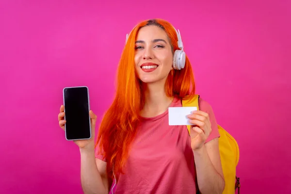 Redhead Γυναίκα Στη Φωτογραφία Στούντιο Πληρώσει Online Κινητό Ροζ Φόντο — Φωτογραφία Αρχείου