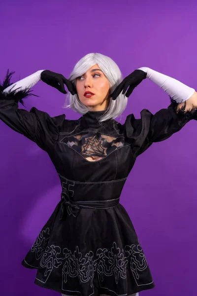 Ritratto Donna Cosplay Costume Nero Parrucca Bianca Studio Sfondo Viola — Foto Stock